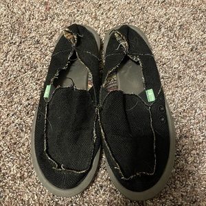 Size 7 women’s Sanuks